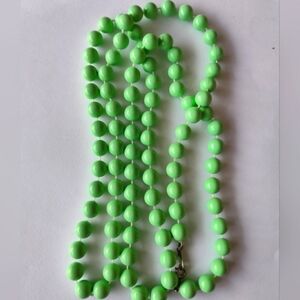 Free with $20+🍭Vintagestyle lime green plastic beaded necklace